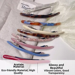 Gros plan de barrettes colorées en acétate sur un sac de rangement en lin avec étiquette