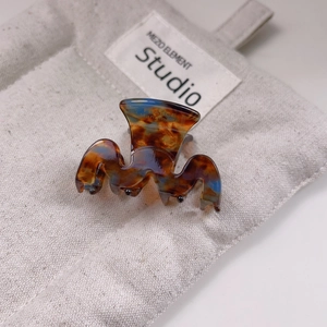 Gros plan sur la pince à cheveux en acétate écaille avec lettrage France Handmade