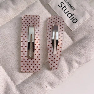 Detail of pink leopard print acrylic hair clips set including rectangle and teardrop shapes