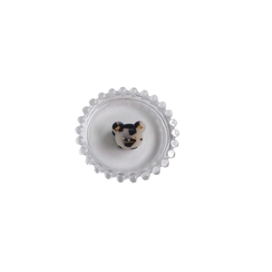 Pince à cheveux ours en acétate léopard sur un plateau en verre transparent décoratif