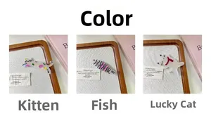 Détails de barrettes à cheveux en acétate en forme de chat et poisson sur plateau bois