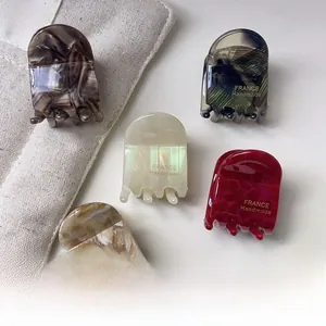 Détail de pinces à cheveux en acétate de qualité avec diverses textures marbrées et finis