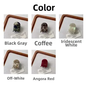 Gros plan de petites pinces à cheveux en acétate de cinq couleurs sur un plateau