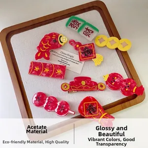 Vue détaillée des barrettes de Nouvel An chinois en acétate avec motifs festifs de fortune