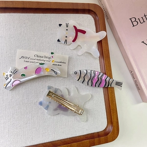 Lot de barrettes mignonnes en acétate avec motifs chat et poisson sur présentoir