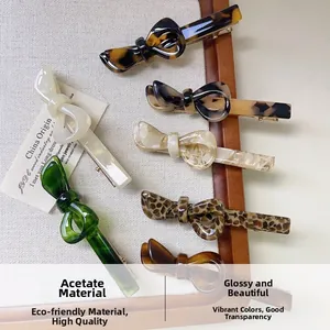 Set dettagliato di 6 fermagli per capelli in acetato con motivi marmorizzati