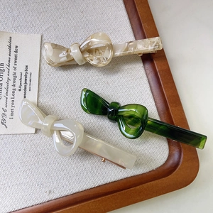 Set di tre fermagli per capelli in acetato con fiocchi effetto marmo, crema e verde
