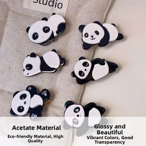 Détails de six barrettes panda en acétate montrant un fini brillant et des poses