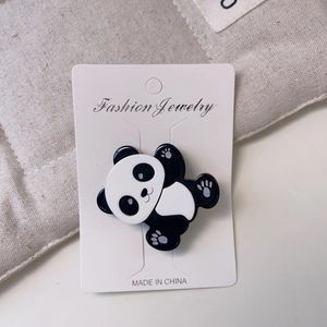 Détail macro d'une pince à cheveux panda mignonne sur carte avec finition noire et blanche