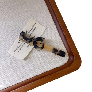 Elegante fermaglio per capelli in acetato con fiocco tartarugato e finitura marmorizzata