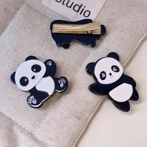 Set de pinces à cheveux panda mignon en acrylique brillant noir et blanc sur un sac