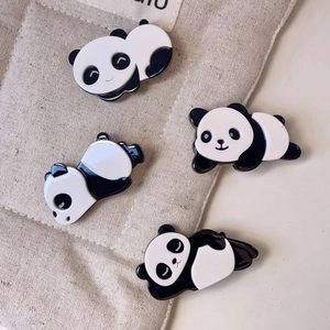 Lot de quatre barrettes panda mignonnes avec diverses poses de dessin animé