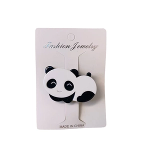 Pince à cheveux panda mignonne en acrylique pour filles sur carte de présentation