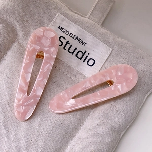 Barrettes à cheveux en acétate de marbre rose avec base dorée et design creux