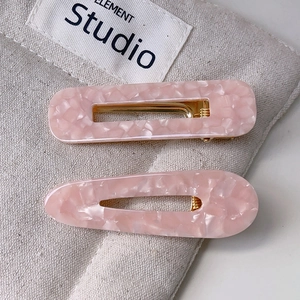 Set de barrettes à cheveux en acétate marbre rose avec formes rectangulaires et gouttes