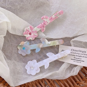 Barrettes à fleurs en acétate élégantes avec texture marbre et cristaux en trois couleurs