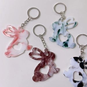Porte-clés lapins en acrylique chic avec texture marbrée et découpe en forme de cœur