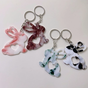Porte-clés lapin mignons en acrylique avec texture marbre et cœur découpé en quatre couleurs