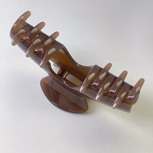Detalle de pinza grande para el cabello en resina ámbar con resorte de metal resistente