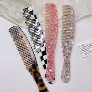 Schicke Haarkämme aus Acetat mit Marmor und Schildpattmuster für das tägliche Styling