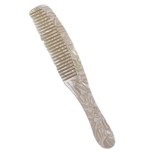 Eleganter Haarkamm aus Acetat mit cremefarbenem Marmormuster und Griff für das Haarstyling