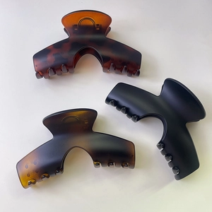 Pinzas de pelo grandes de resina mate en negro y carey para cabello grueso, diseño en U