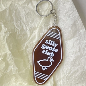 Detail eines braunen Hotel-Schlüsselanhängers mit silly goose club Aufdruck