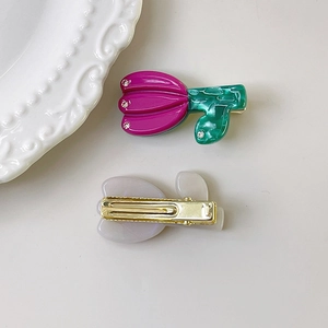 Détail de la pince tulipe avec fleur violette, strass et clip en métal doré robuste