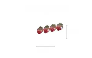 Dettaglio del fermaglio per capelli a fragola con dimensioni di 6,5 cm per 2 cm