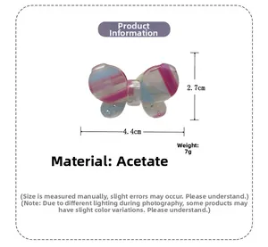 Dettaglio della clip a farfalla in acetato da 4,4 cm con motivo marmorizzato rosa e blu