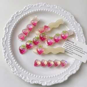 Set di fermagli per capelli fragola rosa con ciondoli in resina glitterata su piatto
