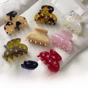 Vue détaillée de pinces à cheveux en acétate colorées avec strass brillants en lot