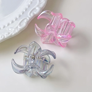 Vista dettagliata di mollette per capelli a fiore cangianti in rosa e argento perlato