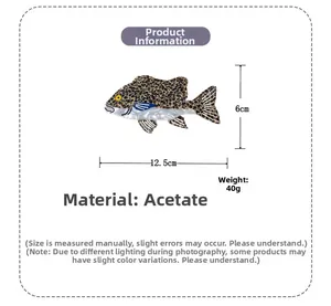 Dettaglio della molletta per capelli in acetato a forma di pesce con misure 12,5cm e 40g