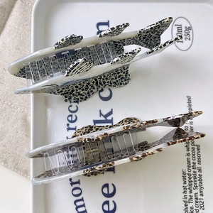 Pinze per capelli a forma di pesce in acetato con motivo leopardato stile oceano