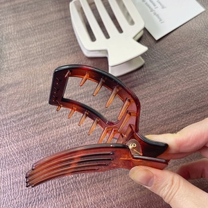 Pince à cheveux carrée plate en résine ambrée mate avec ressort métallique solide