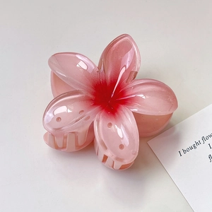 Detailweergave van de 8cm roze frangipani haarklem met florale bloemblaadjes van hars