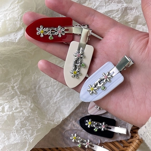 Horquillas de acetato florales con detalles metálicos y brillantes diamantes de imitación