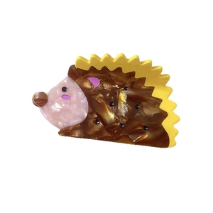 Creative hedgehog hair claw clip made of acetate with brown marble pattern and pink details