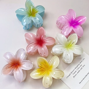 8cm kleurrijke plumeria bloem haarklemmen in diverse kleurverloop hars op wit