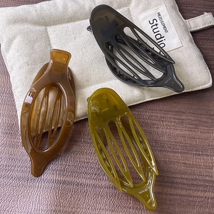 Dreiteiliges Set aus hohlovale Haarspangen in Braun, Schwarz und Olivgrün für Damen