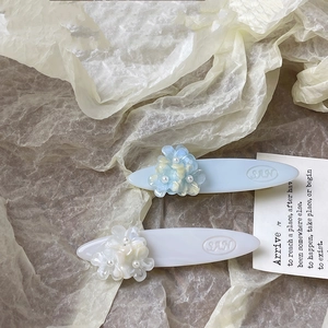 Détails des barrettes fleurs bleu clair et crème avec perles et marquage élégant