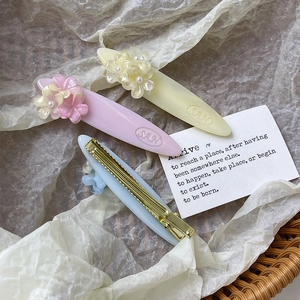 Lot de 3 barrettes à fleurs en jaune pastel, rose et bleu avec des perles blanches