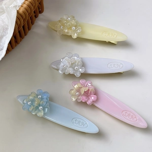 Barrettes à cheveux Morandi avec fleurs en résine et perles en jaune, blanc et rose