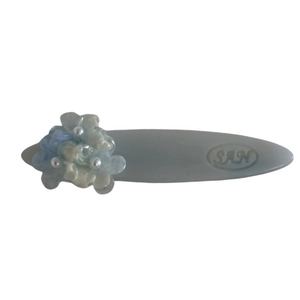 Barrette à fleurs avec pétales bleu jaune et perle sur une base en résine grise