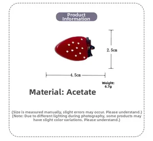 Détails de la barrette fraise en acétate indiquant les dimensions 4.5cm et le poids