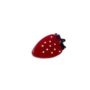 Pince à cheveux fraise rouge avec pois blancs et feuille bleue sur fond blanc