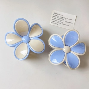 Elegant two-tone flower hair claws in light blue and cream for stylish hair styling