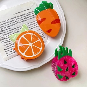 Pinze per capelli carine con carota arancia e frutto del drago su vassoio in ceramica