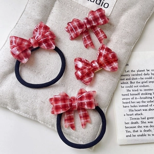 Set di fermagli per capelli a fiocco rosso scozzese con elastici su tela neutra